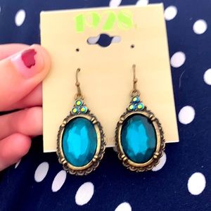 Dangling vintage earrings, blue stone, gold set.